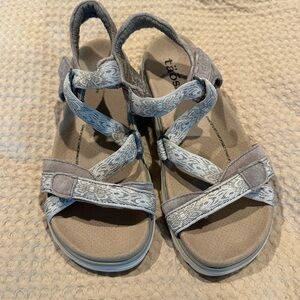 Taos Zen Strappy Adjustable Comfort Sandals Light Gray size 7